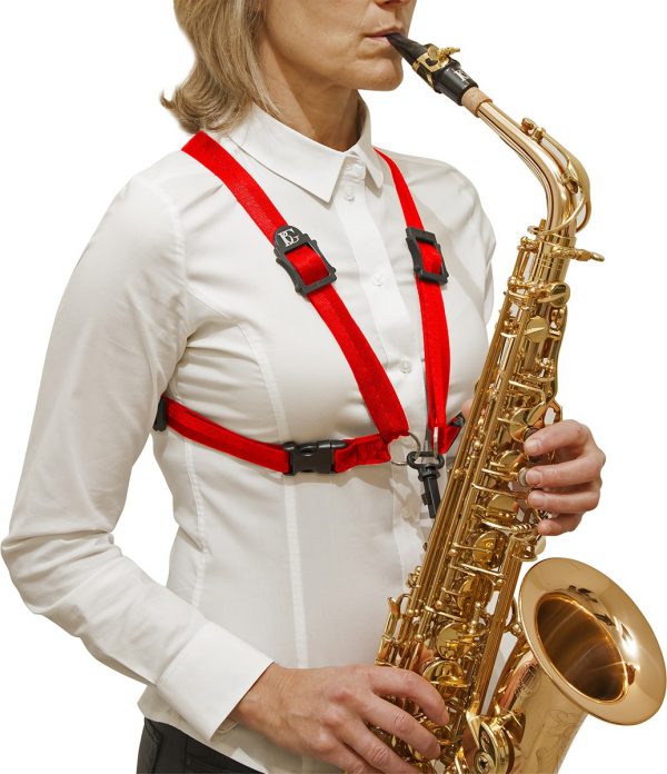 BG S449SH Kreuzgurt XL Damen. Frau mit rotrem Gurt beim Saxophon spielen von vorne seitlich. Produktbild