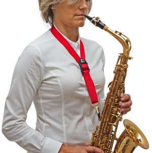 BG S39MSH STANDARD: Frau die Saxophon spielt von rechts vorne. Produktbild