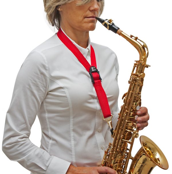 BG S39MSH STANDARD: Frau die Saxophon spielt von rechts vorne. Produktbild
