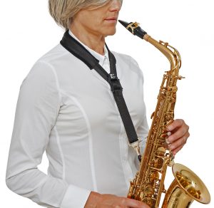 BG S10MSH CONFORT: Frau die Saxophon spielt von vorne rechts. Produktbild