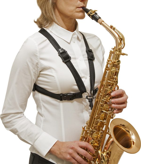 BG S41SH Kreuzgurt Damen: Frau die Saxophon spielt von rechts vorne. Produktbild