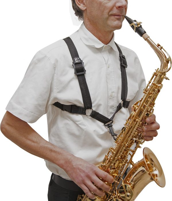 BG S40SH Kreuzgurt Herren: Mann der Saxophon spielt von vorne rechts. Produktbild