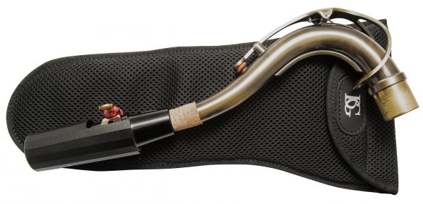BG PT1 Mundstück + S-Bogen (2 in 1): S-Bogen der auf einer Tasche drauf liegt. Produktbild