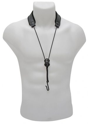 BG S20SH LEATHER: Hängt um Hals von Puppe, von vorne. Produktbild