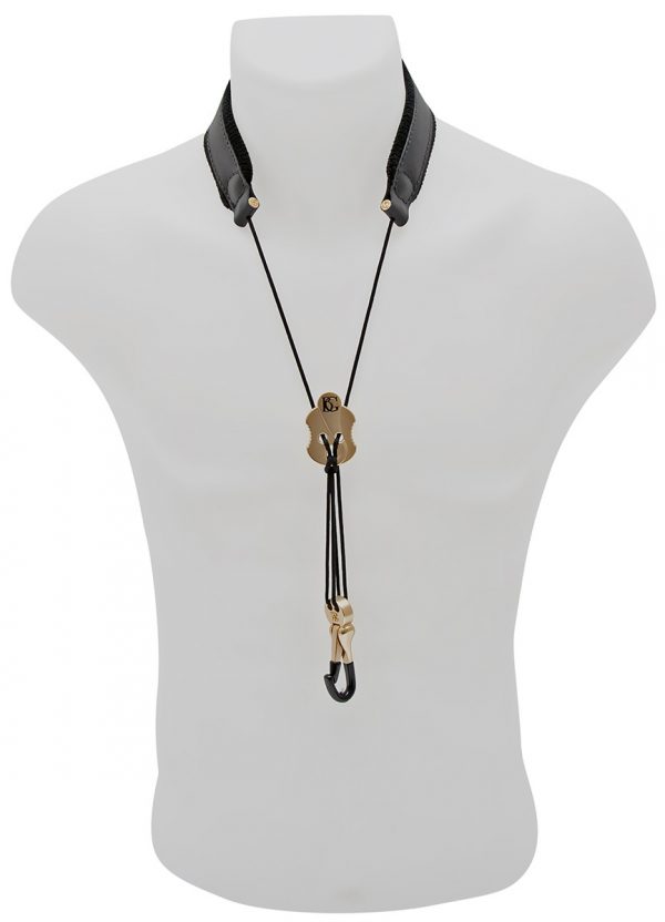 BG S20JMSH LEATHER "Look Edition": Um Hals von Puppe hängend, von vorne. Produktbild