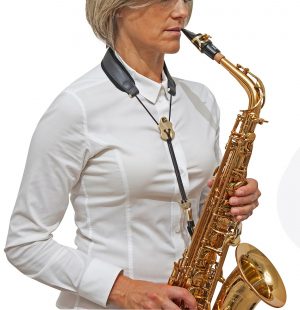BG S20JMSH LEATHER "Look Edition": Frau die Saxophon spielt. Von vorne rechts. Produktbild
