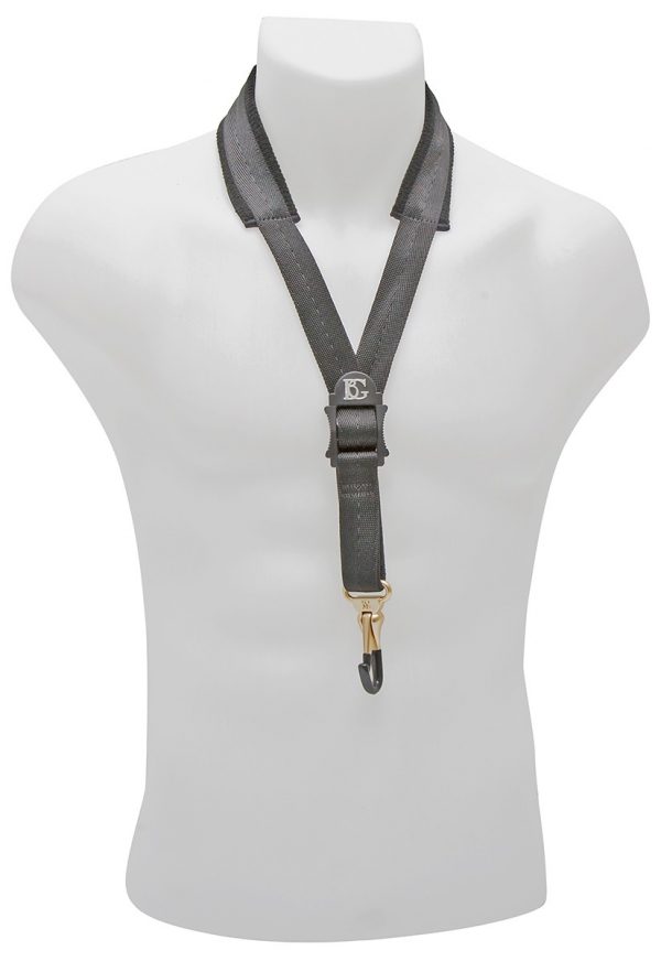 BG S13MSH CONFORT von vorne um Hals von Puppe hängend. Produktbild