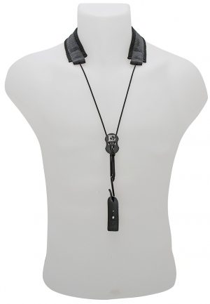 BG O33E Nylon Elastisch, von vorne um Hals von Puppe hängend. Produktbild