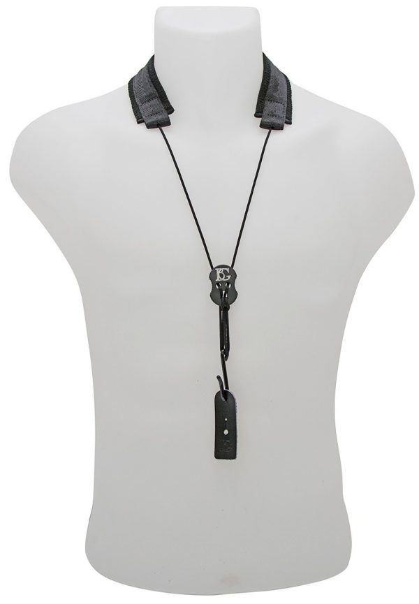 BG O33E Nylon Elastisch, von vorne um Hals von Puppe hängend. Produktbild