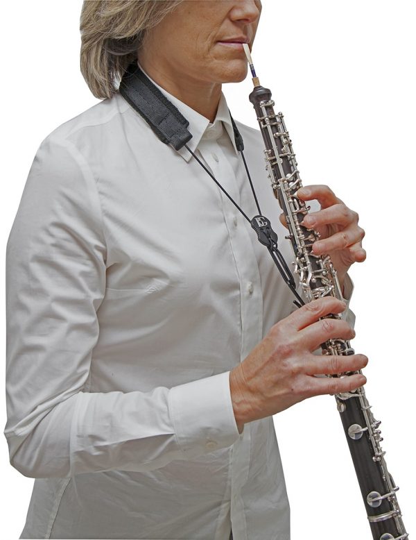 BG O33E Nylon Elastisch: Frau die Klarinette spielt von vorne rechts. Produktbild