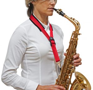 BG S19MSH CONFORT: Frau die Saxophon spielt von vorne rechts. Produktbild