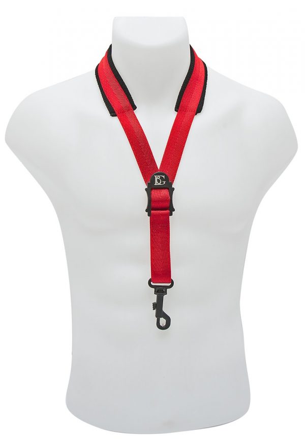 BG S19SH CONFORT in rot von vorne um Hals von Puppe hängend. Produktbild