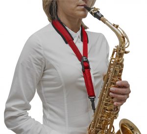 BG S19SH CONFORT: Frau die Saxophon spielt von vorne rechts. Produktbild