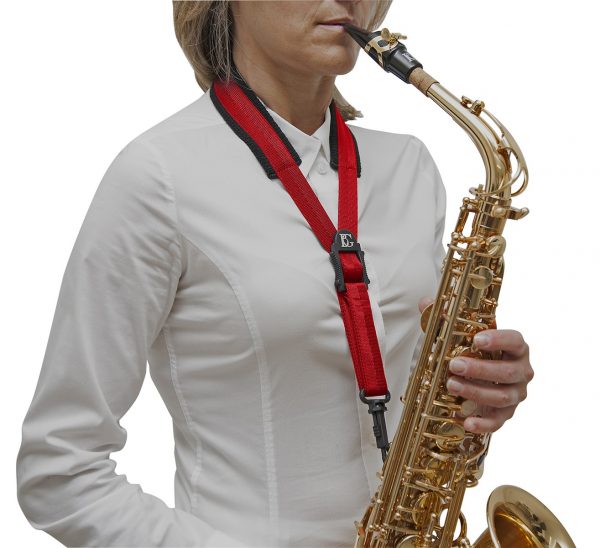 BG S19SH CONFORT: Frau die Saxophon spielt von vorne rechts. Produktbild