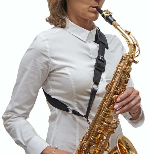 BG S02M SCHULTERGURT: Frau die Saxophon spielt von vorne rechts. Produktbild