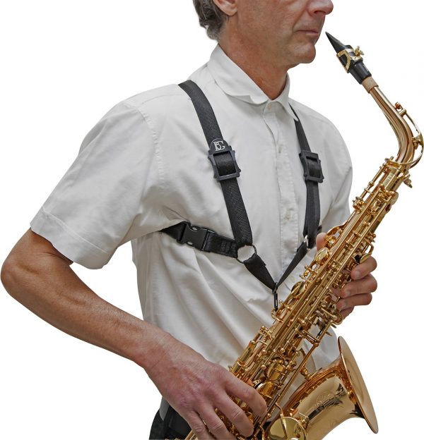 BG S40M Kreuzgurt Herren: Mann der Saxophon spielt von vorne rechts. Produktbild