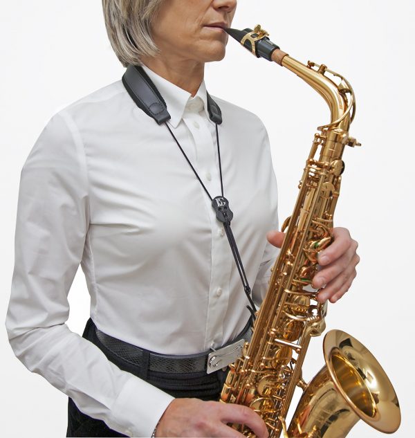 BG S20M LEATHER: Frau die Saxophon spielt von vorne rechts. Produktbild