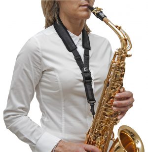 BG S10ESH CONFORT Elastisch: Frau von vorne rechts beim Saxophon spielen.