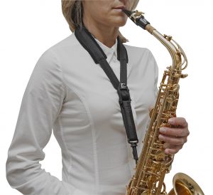 BG S10SH CONFORT: Frau die Saxophon spielt von vorne rechts. Produktbild