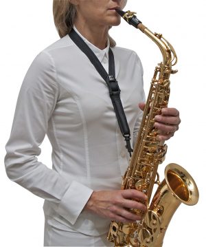 BG S30SH STANDARD: Frau von vorne rechts die Saxophon spielt. Produktbild