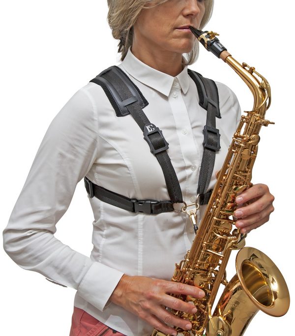 BG S41CMSH Komfort Kreuzgurt Damen: Frau die Saxophon spielt von rechts vorne. Produktbild