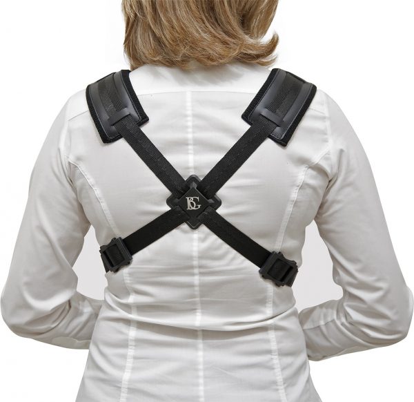 BG S41CSH Komfort Kreuzgurt Damen von hinten auf Rücken einer Frau. Produktbild
