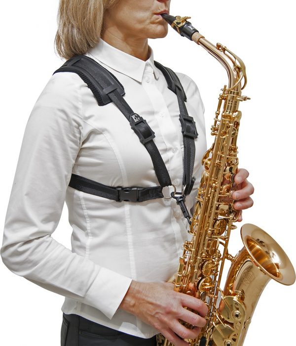 BG S41CSH Komfort Kreuzgurt Damen: Frau die Saxophon spielt von vorne rechts. Produktbild