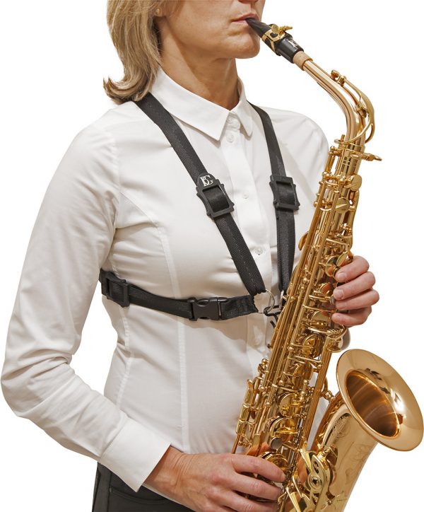 BG S41M Kreuzgurt Damen: Frau die Saxophon spielt von vorne rechts. Produktbild