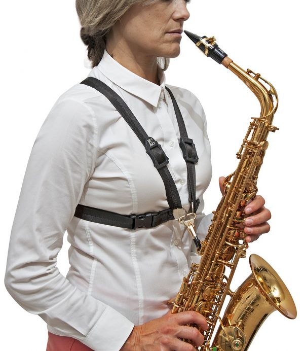 BG S41MSH Kreuzgurt Damen: Frau mit Saxophon von vorne rechts. Produktbild.