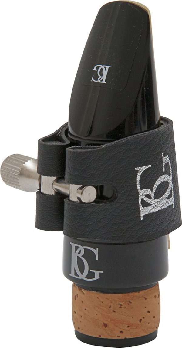BG L82SR SUPER REVELATION: Lederummantelte Blattschraube mit Mundstück darin von oben rechts. Produktbild