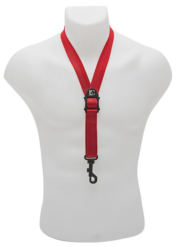 BG S39SH STANDARD in rot, hängt um Hals von Puppe. Produktbild