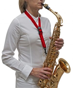 BG S39SH STANDARD: Frau die Saxophon spielt von vorne rechts. Produktbild