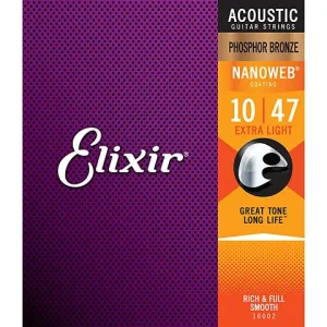 Nahaufnahme einer lila- und orangefarbenen Verpackung für Elixir 16002 NANOWEB A-Gitarrensaiten, die als extra leicht und aus Phosphorbronze beschrieben werden.