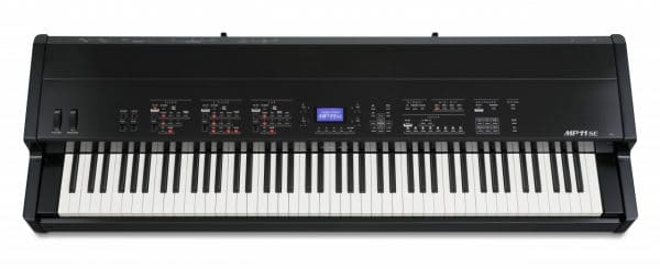 Das Bild zeigt ein schwarzes Kawai MP-11 SE Stage Piano mit weißen und schwarzen Tasten, Bedienelementen und einem kleinen Bildschirm.