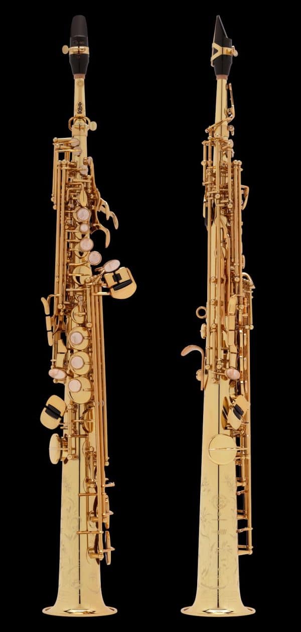 Das Bild zeigt zwei goldfarbene Selmer Sopran Saxophone der Serie III vor einem schwarzen Hintergrund.