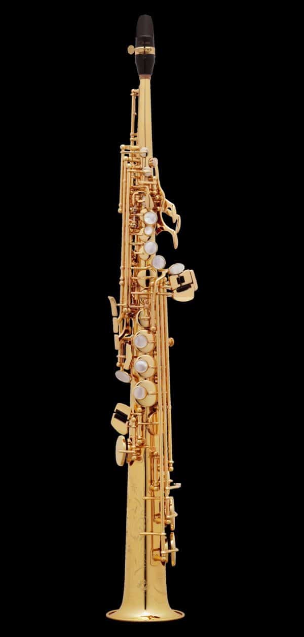 Vor schwarzem Hintergrund ist ein goldenes Selmer Sopran Saxophon Super Action II abgebildet.