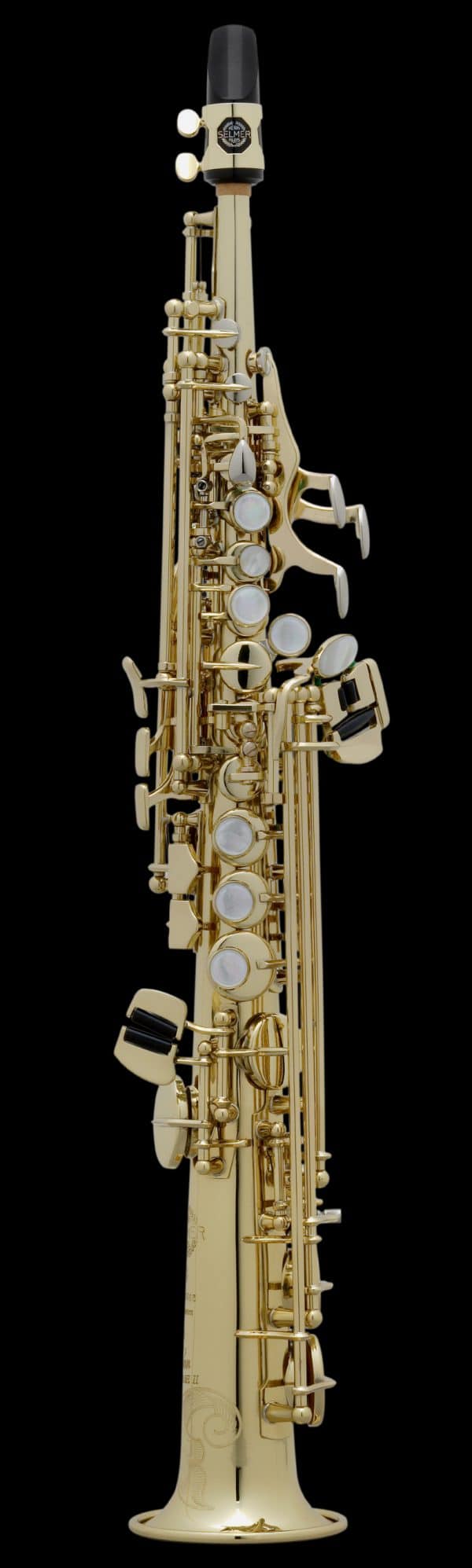 Das Foto zeigt ein goldenes Selmer Sopranino Saxophon Super Action 80 Serie II vor einem schwarzen Hintergrund.