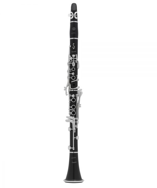 Eine Selmer B-Klarinette des Modells SeleS Présence in Schwarz mit silberfarbenen Klappen ist vertikal vor einem weißen Hintergrund abgebildet.