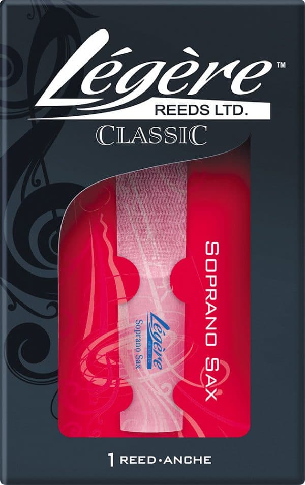 Das Bild zeigt die Verpackung eines Legere Sopran Classic Saxophonblatts der Stärke 1 3/4, in der sich ein helles Saxophonblatt in roter Halterung befindet.