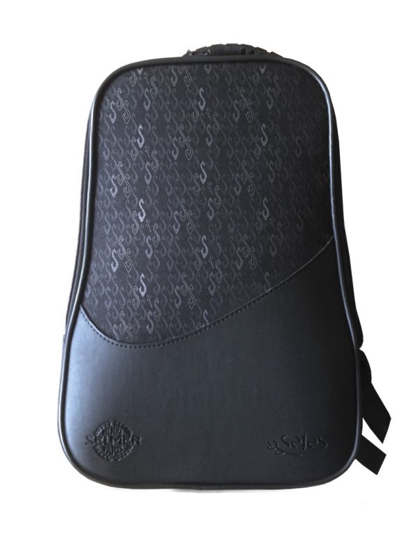 Eine schwarze, kastenförmige Tragetasche oder ein Rucksack für eine Selmer B-Klarinette SeleS Présence mit einem oberen Teil, bedruckt mit einem sich wiederholenden "S"-Muster, und einem glatten, lederartigen unteren Teil, wobei das Selmer-Logo an der Unterseite sichtbar ist.