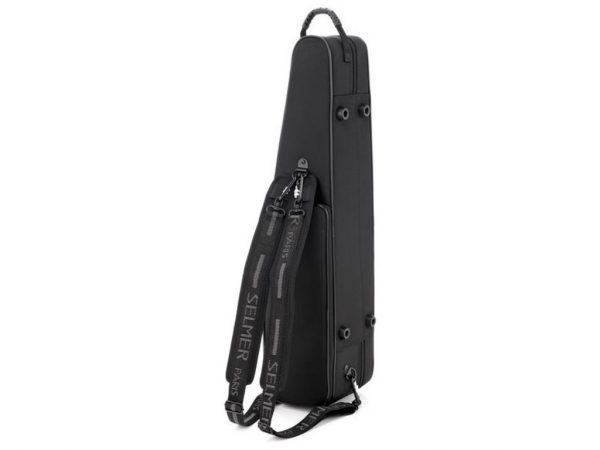 Ein schwarzes, schlankes und längliches Selmer Sopran Saxophon Light Etui steht vertikal, mit zwei daran befestigten, schwarzen Schultergurten, die den Schriftzug "Selmer Paris" tragen.