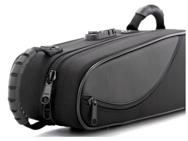 Das Bild zeigt ein schwarzes-graues Selmer Sopran Saxophon Light Etui mit einem Reißverschluss und einem Tragegriff.