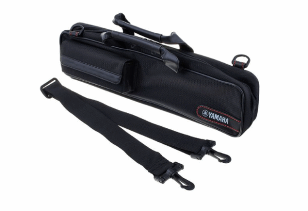 Eine schwarze, längliche Tragetasche für ein Yamaha Flöten Kopfstück FHJ-200 U liegt neben einem abnehmbaren, schwarzen Schultergurt auf einem weißen Hintergrund.