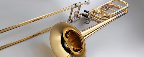 Yamaha Bassposaune YBL-835 CUSTOM XENO"neues Modell" Ansicht von vorne seitlich Produktbild