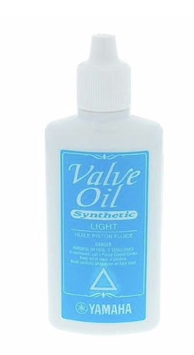 Eine weiße Plastikflasche Yamaha Ventilöl, light MMVALVEOILLIG, mit blauem Etikett und Aufschrift "Valve Oil Synthetic LIGHT" steht vor einem weißen Hintergrund.