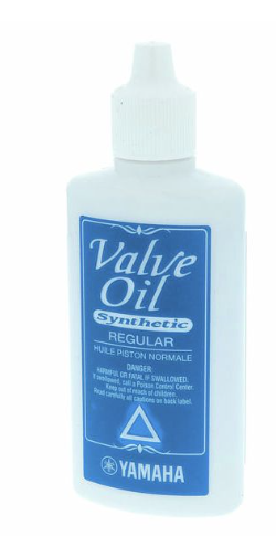 Eine Flasche Yamaha Ventilöl, regular MMVALVEOILREG, mit blau-weißem Etikett und weißem Verschluss auf weißem Hintergrund.