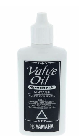 Ein rechteckiges, weißes Fläschchen Yamaha Vintage Ventilöl mit schwarzem Etikett, auf dem "Valve Oil Synthetic Vintage" steht, ist vor einem weißen Hintergrund abgebildet.