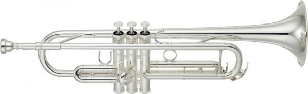 Das Bild zeigt eine silberne Trompete vor einem weißen Hintergrund, wobei das Musikinstrument horizontal ausgerichtet und detailliert in Erscheinung tritt.