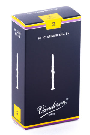 Eine dunkelblaue Schachtel mit gelben Akzenten und dem Aufdruck "Vandoren PARIS" zeigt zwei stilisierte, weiße Klarinetten und trägt die Aufschrift "10 Clarinetten Mib-Eb" sowie ein gelbes Etikett mit der Nummer "2".