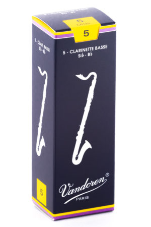 Eine hochformatige, dunkelblaue Verpackung mit gelben Akzenten und einer weißen Illustration einer Bassklarinette, auf der der Schriftzug "Vandoren Paris" steht, ist vor einem weißen Hintergrund abgebildet.